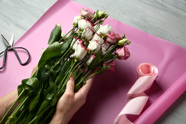 Kadın çiçekçi güzel buket masada yapma - Fotoğraf, Görsel