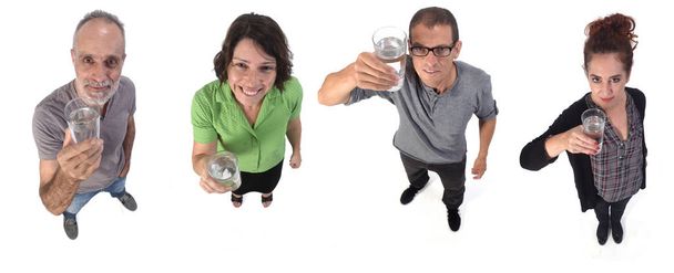 Personas bebiendo agua sobre fondo blanco
 - Foto, Imagen