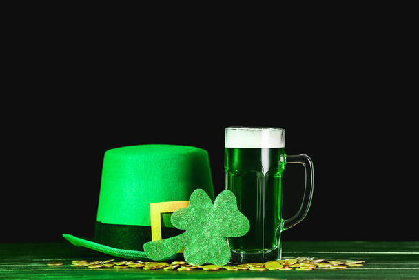 Zelené pivo a Leprechaunův klobouk na stole. Oslava svatého Patrika - Fotografie, Obrázek