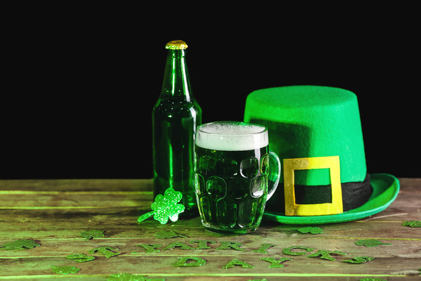 Cerveja verde e chapéu de duende na mesa. Celebração do Dia de São Patrício
 - Foto, Imagem