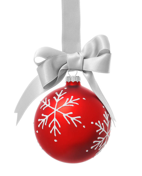 Hermosa bola de Navidad sobre fondo blanco - Foto, Imagen