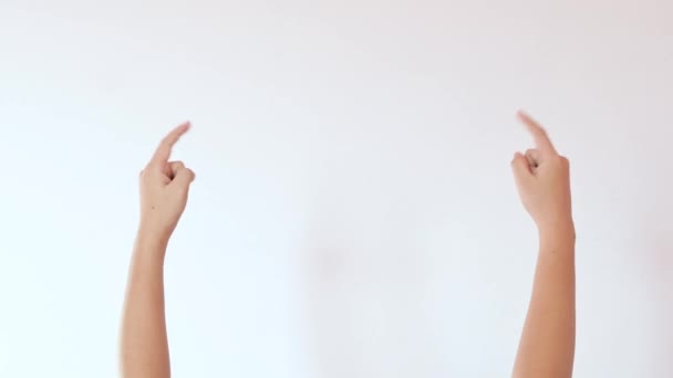Zeigt mit erhobenen Händen auf einen leeren Bereich, um einen weißen Hintergrund zu erzeugen - Filmmaterial, Video