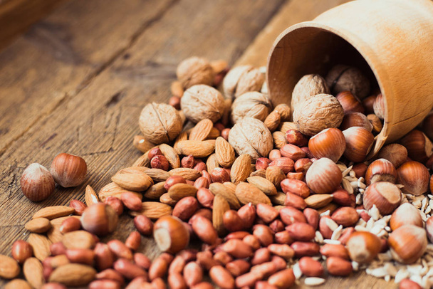 Mistura de nozes Amêndoas, nozes, amendoins, avelãs, sementes de girassol
 - Foto, Imagem