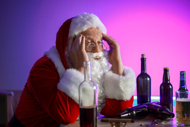 Vtipný opilý Santa Claus v hospodě - Fotografie, Obrázek