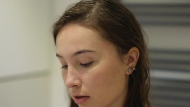 Chica aplicando bálsamo labial
 - Imágenes, Vídeo
