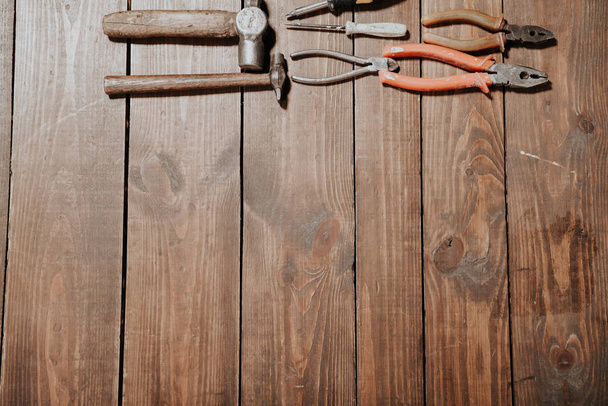 ferramentas para reparação facas martelos chaves alicates
 - Foto, Imagem