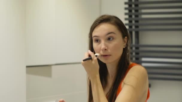 Menina aplicando pó facial com escova
 - Filmagem, Vídeo