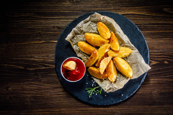 Fried potatoes served with ketchup - 写真・画像
