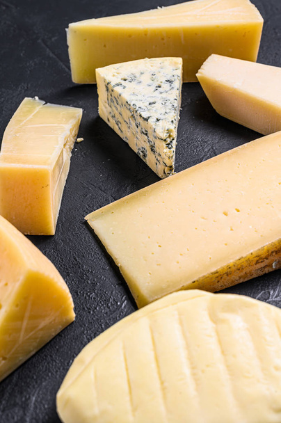 Diferentes tipos de queijo delicioso. Fundo preto. Vista superior
 - Foto, Imagem