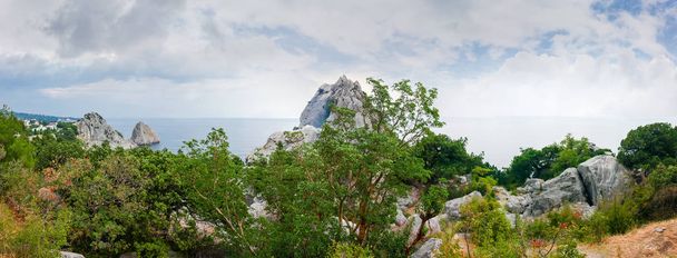 Vue panoramique de la côte maritime avec des rochers escarpés
 - Photo, image