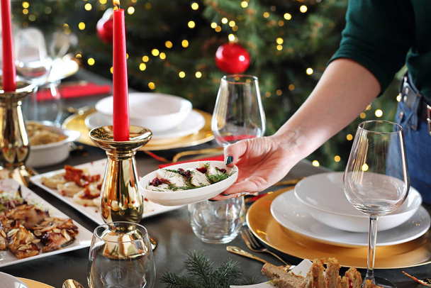 Aringhe sott'olio, uno spuntino gourmet sulla tavola delle vacanze.Piatti natalizi, tavola apparecchiata. Composizione orizzontale
. - Foto, immagini