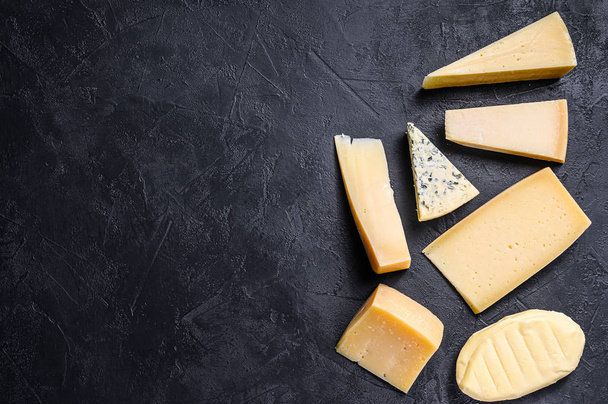 Farklı lezzetli peynir türleri. Siyah arka plan. Üst Manzara. Metin için boşluk - Fotoğraf, Görsel