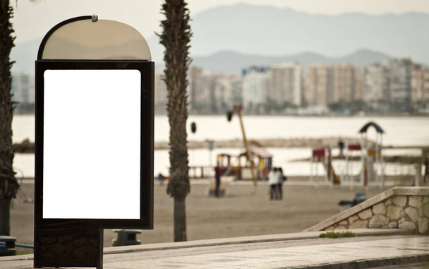 Şehir merkezinde plaj geçmişi olan bir reklam panosu. - Fotoğraf, Görsel