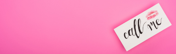 вид сверху карты с отпечатком губы и называть меня буквы изолированы на розовый, панорамный снимок
 - Фото, изображение