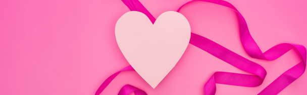 πάνω όψη της κενής χάρτινης καρδιάς με κορδέλα που απομονώνεται σε ροζ, πανοραμική λήψη - Φωτογραφία, εικόνα