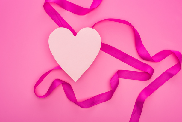 vista superior del corazón de papel vacío con cinta aislada en rosa
 - Foto, imagen