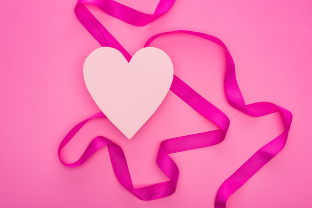 πάνω όψη της κενής χάρτινης καρδιάς με κορδέλα που απομονώνεται σε ροζ - Φωτογραφία, εικόνα