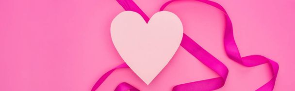 vista superior do coração de papel vazio com fita isolada em rosa, tiro panorâmico
 - Foto, Imagem