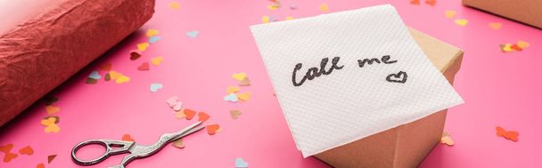 バレンタインのコンフェッティ、はさみ、電話でのカードレタリング、包装紙、ピンクの背景のギフトボックス、パノラマショット - 写真・画像