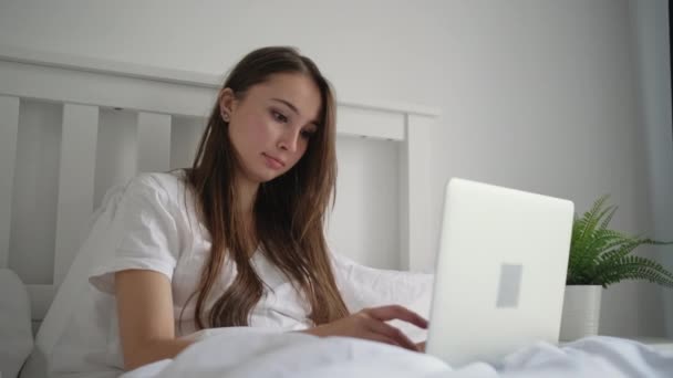 She starts her morning with checking messages - Video