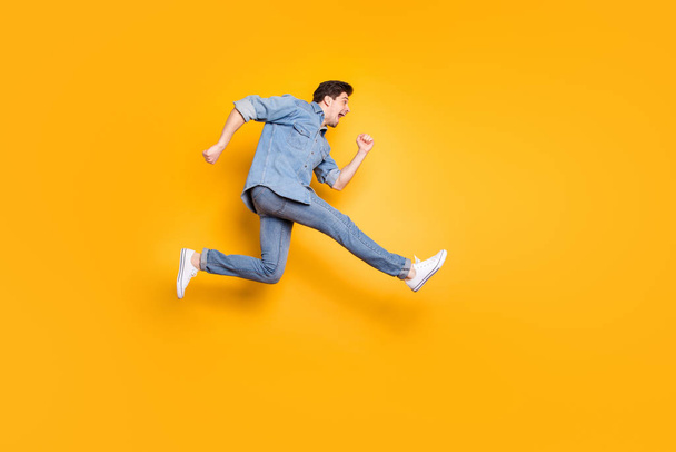 Side profile full length body size photo of cheerful screaming crazy handsome man urgent for sales to come on time to purchase new white foot wear isolated vivid color background - Foto, immagini