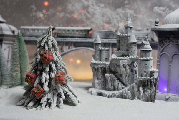 Kış sahne Noel ile minyatür evler, Tren İstasyonu, ağaçlar, karla kaplı. Gece sahne. Yeni yıl veya Noel kavramı. Seçici odak - Fotoğraf, Görsel