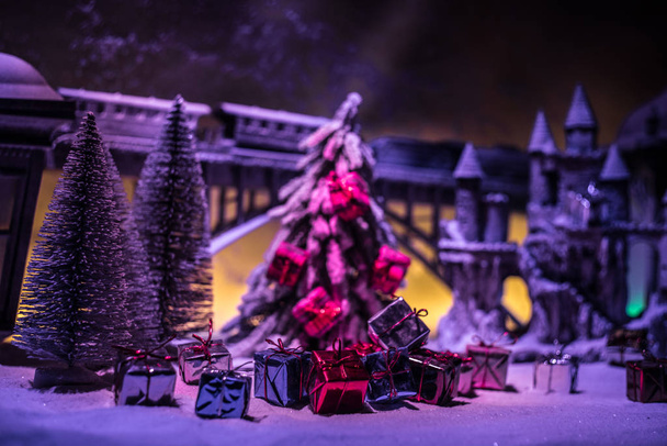 Kış sahne Noel ile minyatür evler, Tren İstasyonu, ağaçlar, karla kaplı. Gece sahne. Yeni yıl veya Noel kavramı. Seçici odak - Fotoğraf, Görsel