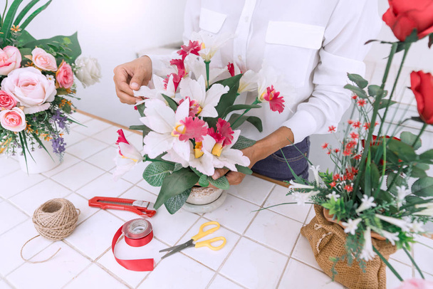 jeune femme propriétaire d'entreprise fleuriste fabrication ou Arrangements Artificia
 - Photo, image