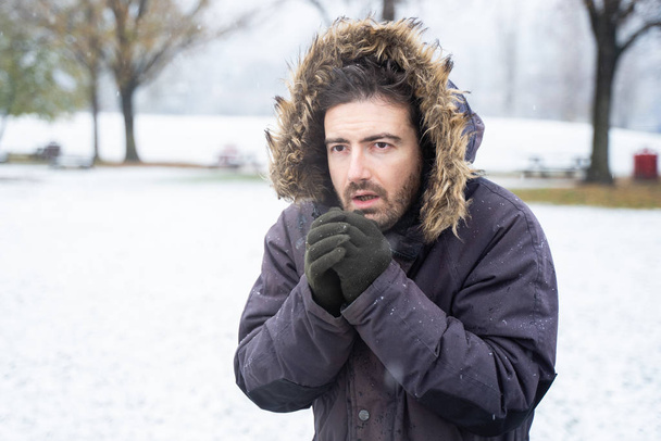 Hombre tosiendo y sufriendo en el frío clima invernal
 - Foto, Imagen