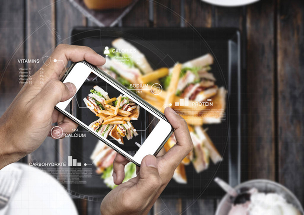 食品栄養スキャニング技術、健康的な食生活。携帯電話を使って栄養の事実を調べ - 写真・画像