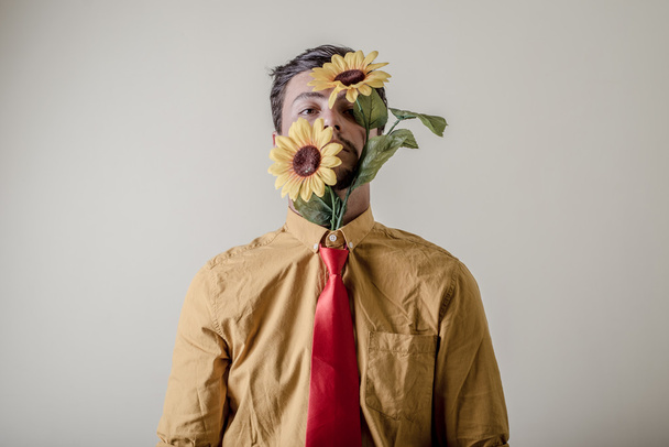 Stylový mladík s květinami - Fotografie, Obrázek