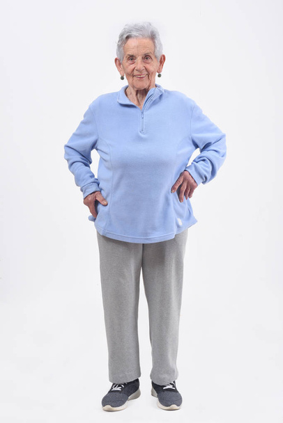 retrato de mujer mayor con sportsweare sobre fondo blanco
 - Foto, Imagen
