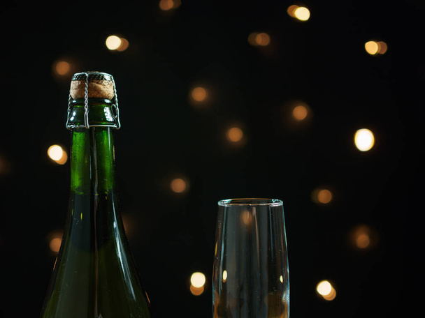 Láhev vína šampaňského zblízka na černé - Fotografie, Obrázek
