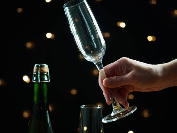 Mains de femme tenant des verres de champagne et célébrer Noël
 - Photo, image