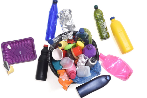 trash can full of plastics such as bottles, bags ... - 写真・画像