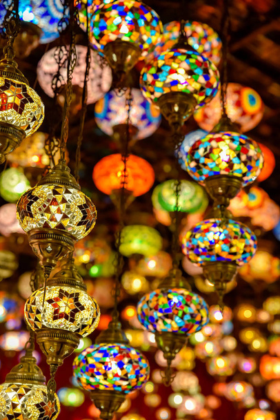 Lámpara turca o linterna marroquí, estilo oriental, lámpara decorativa
 - Foto, Imagen