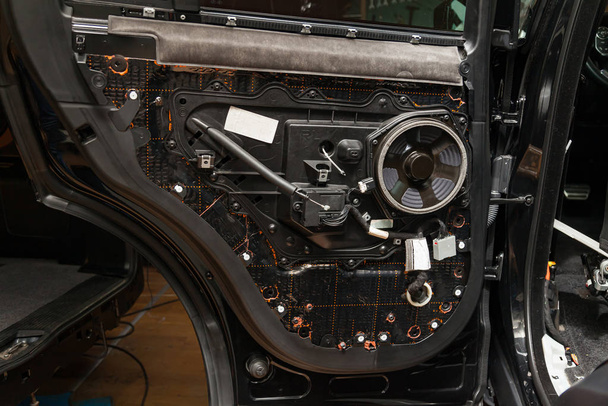 Тюнинг автомобиля с тремя слоями шумоизоляции на двери
 - Фото, изображение