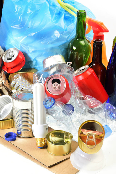 мусор, состоящий из банок, пластиковых бутылок, стеклянной бутылки, карто
 - Фото, изображение