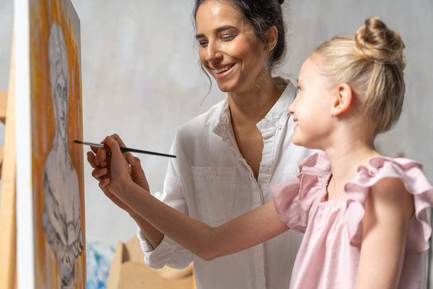 Cute girl painting picture at her art lesson - Foto, Imagem