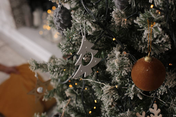 Juguete decorativo árbol de Navidad macro foto brillante fondo
  - Foto, Imagen