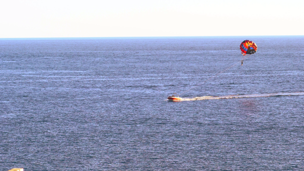 Barco remolcando un paracaídas o ala
 - Metraje, vídeo