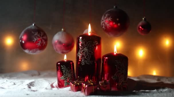クリスマスの飾り伝統的な冬の休日のシンボルと雪の夜のキャンドル.選択的フォーカス。テキストの空白スペース - 映像、動画