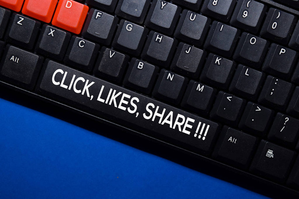 Click, Likes, Share!!! εγγραφή σε πληκτρολόγιο απομονωμένο σε φόντο laptop - Φωτογραφία, εικόνα