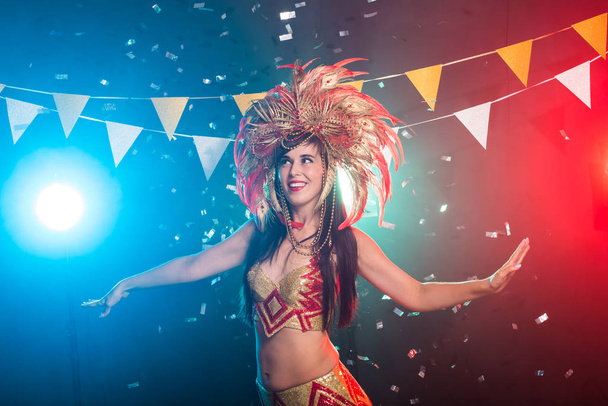 Karnaval, oryantal dans ve tatil konsepti - Altın kostüm giyen ve gülümseyen güzel kadın samba dansçısı - Fotoğraf, Görsel