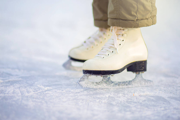 Un enfant en patins à roues alignées se tient sur la glace, raies rapprochées
. - Photo, image