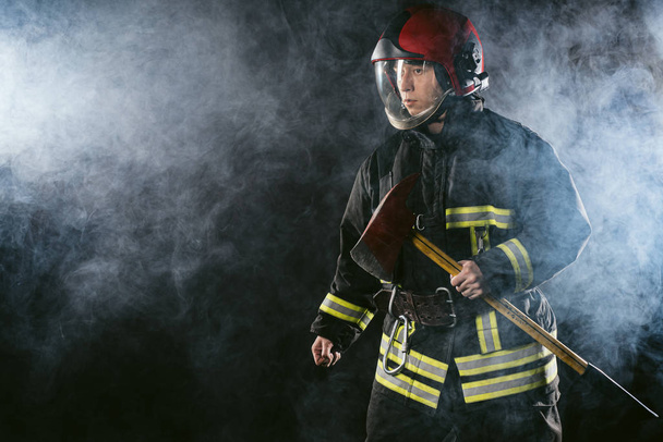 pompier fort isolé dans un fond fumé
 - Photo, image