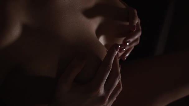 junges schönes Mädchen zeigt ihre wunderschönen Brüste - Filmmaterial, Video