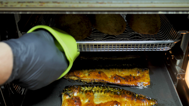 Vis wordt gekookt in de oven, vis bier snacks, knapperige vis, koken, een kok in de keuken, een schaal-en schelpdieren schotel, Aziatische keuken - Video