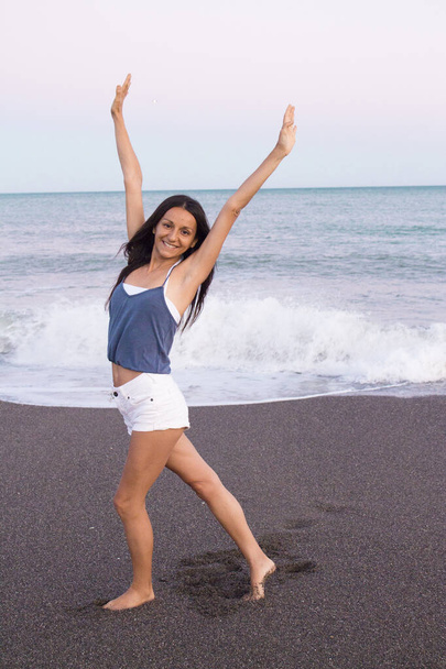 Mladá žena na pláži ve velmi pozitivním a šťastném přístupu - Fotografie, Obrázek