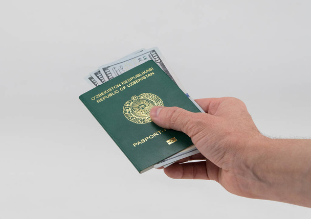 pasaporte de Uzbekistán, sobre fondo blanco
 - Foto, Imagen